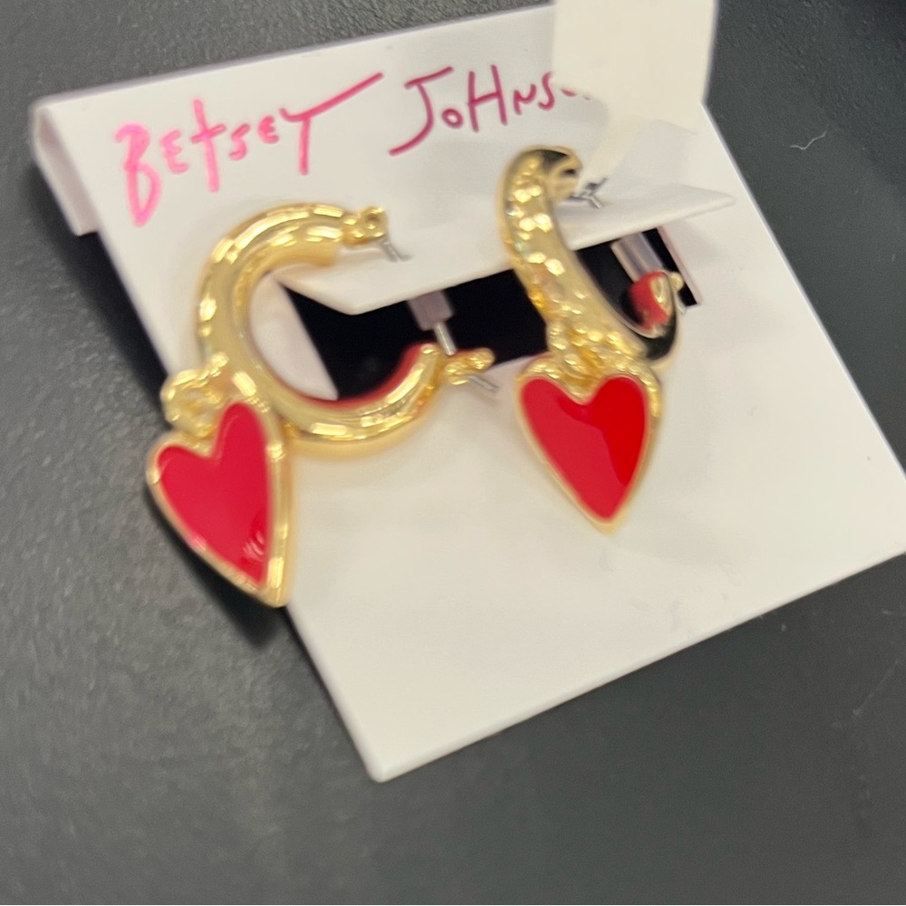 NWT ⚜️♥️⚜️ Betsey Johnson cute gold hoop earrings with dangling red heart - Picture 15 of 16